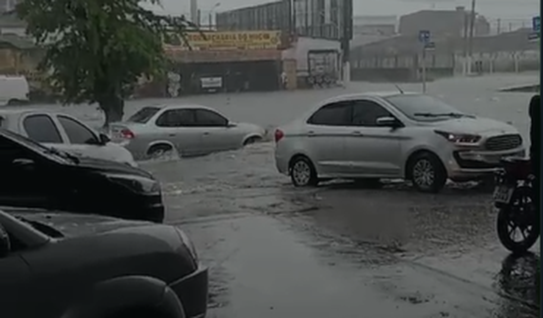 Vídeos mostram alagamentos resultantes das chuvas na capital alagoana