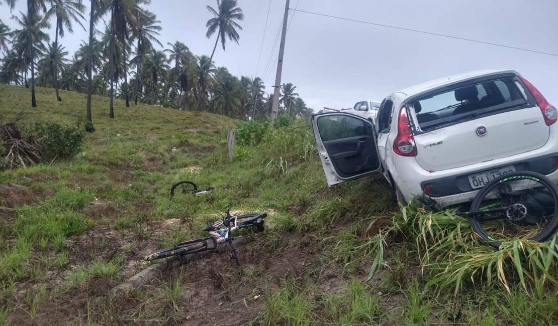 Motorista perde controle e atropela quatro ciclistas; dois ficam em estado grave