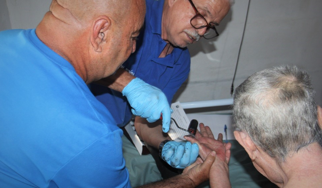 Aos 73 anos e acamada, idosa recebe equipe do Instituto de Identificação em casa