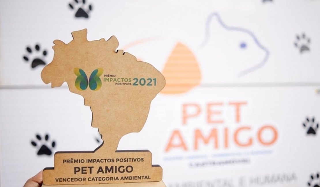 Prefeito Júlio Cezar entrega prêmio para equipe do Pet Amigo de Palmeira dos Indios