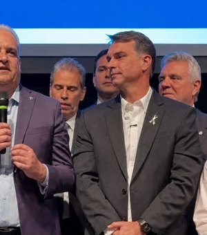 Flávio Bolsonaro anuncia Alfredo Gaspar como vice em chapa pura à Presidência