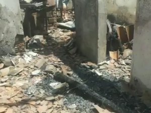 [Vídeo] Após perder casa em incêndio, família arapiraquense faz apelo para reconstruir imóvel