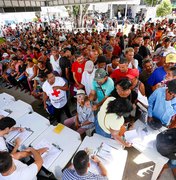 Mutirão atende pessoas em situação de rua nesta terça (6), na Praça Deodoro, em Maceió