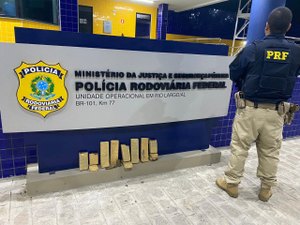 [Vídeo] PRF apreende 5 kg de maconha e prende homem na BR-101, em Rio Largo