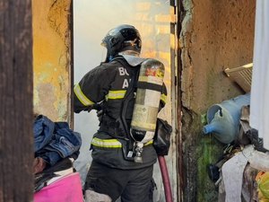 Jovem com transtornos psiquiátricos ateia fogo na própria residência em Arapiraca