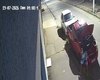 [Vídeo] Imagens mostram homem furtando peças de carro no Farol, em Maceió