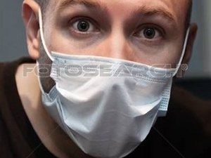 Homem invade residência usando máscara