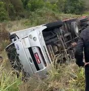 Caminhão tomba no Trevo de Olho d’Água das Flores e provoca lentidão na AL-220