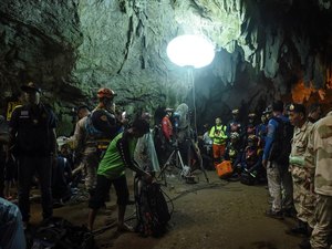 Doze crianças e adolescentes ficam presos em caverna na Tailândia