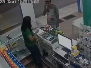 [Vídeo] Câmeras de segurança registram homem roubando dinheiro em farmácia