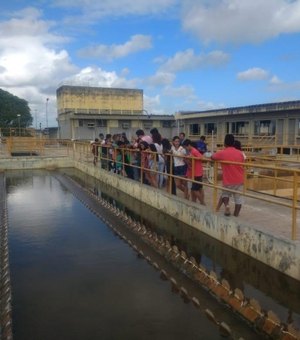 Casal conduz visita educativa de crianças à Estação de Tratamento do Pratagy