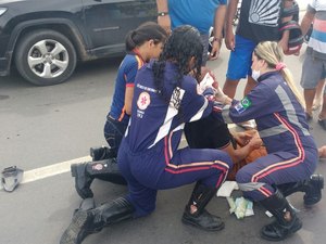 Motociclista fica ferido após colisão com carro
