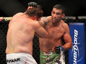 Werdum 'mascarado' vê adversário no limite na pesagem