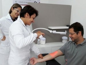 Em Arapiraca, laboratório surpreende pacientes com aparelho que localiza veias