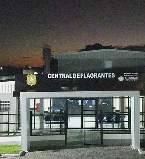 Homem é preso por agredir esposa e jogar celular dela pela janela na Ponta Verde