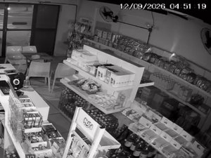 Casal é flagrado arrombando conveniência e invadindo estabelecimentos na orla de Maceió