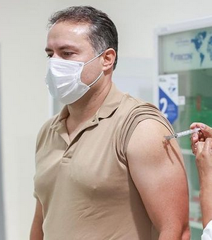 Renan Filho toma vacina contra a covid-19