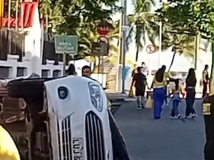 Grave acidente deixa veículo capotado e compromete trânsito no Jaraguá, em Maceió