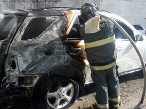 Bombeiros são acionados para incêndio em veículo