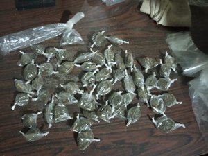 Dupla é detida com um quilo de maconha em praça do Benedito Bentes