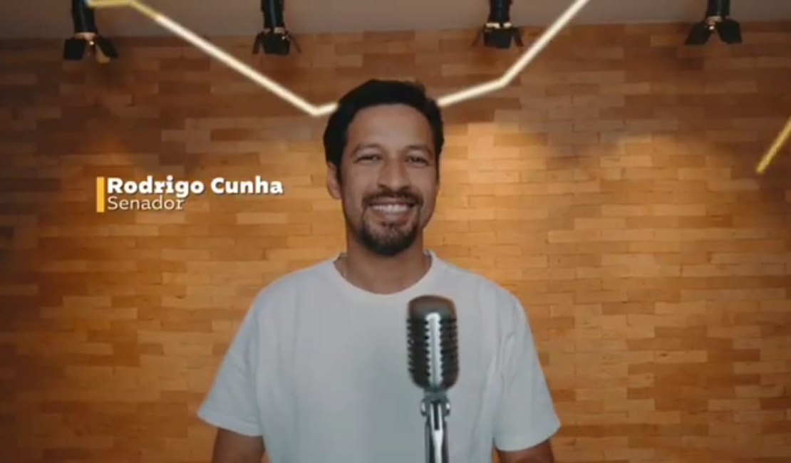 [Vídeo] Senador Rodrigo Cunha grava mensagem de fim de ano cantando em vídeo