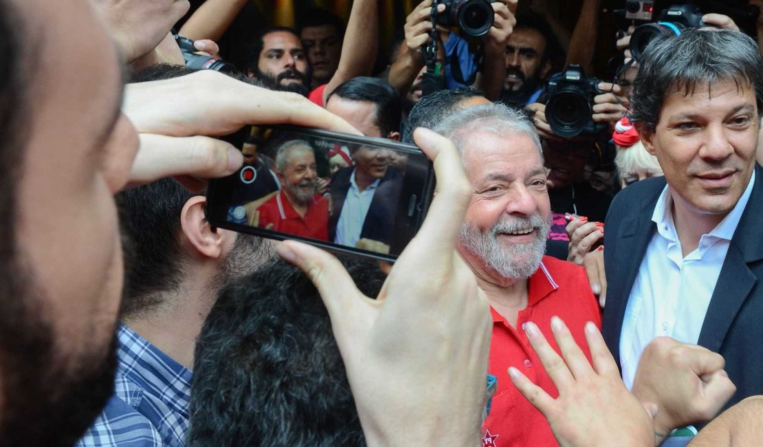 'É hora de bater de porta em porta', escreve Lula em bilhete