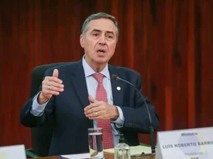 Barroso: “Dados vazados por Bolsonaro auxiliam milícias digitais”