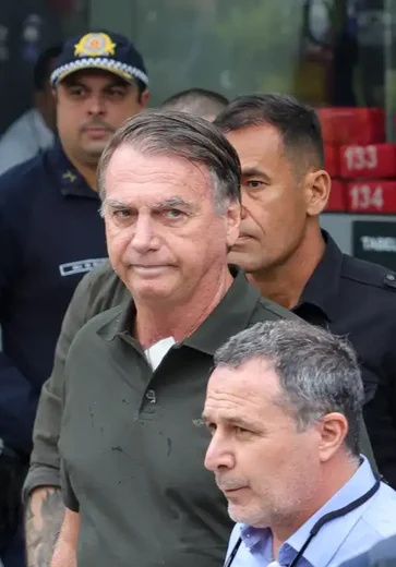 Moraes pede explicações sobre escolta que levou Bolsonaro ao hospital