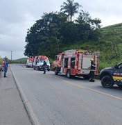 Carro capota em ribanceira e deixa feridos na rodovia AL-105 Norte