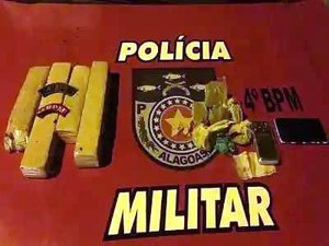 Após tentar subornar policiais, jovem é preso com mais de 2kg de maconha