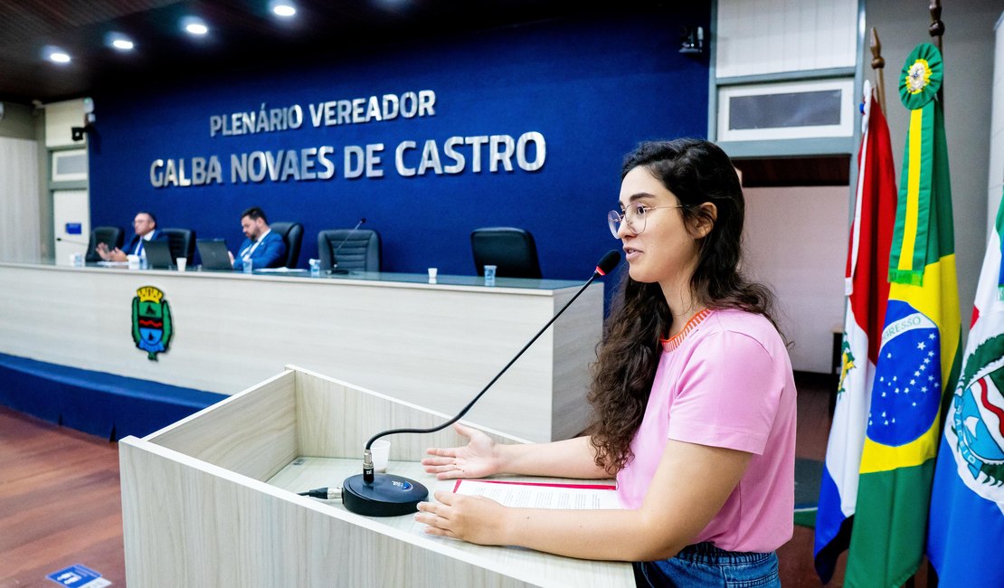 Teca Nelma cobra valorização e apoia indicativo de greve dos profissionais da educação