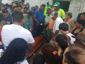 [Vídeo] “O céu está em festa”, dizem amigos e familiares do cantor 'Severino do Papel'