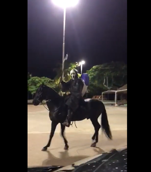 [Vídeo] ‘Morte’ cavalga pela orla e chama a atenção de populares em Maceió
