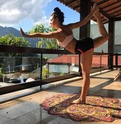 Isís Valverde mostra desenvoltura ao praticar Yoga