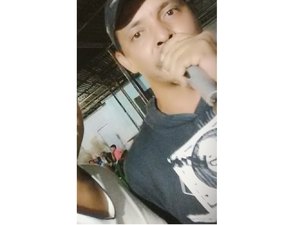 Cantor morre ao levar choque elétrico de microfone