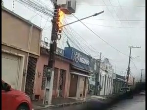 [Vídeo] Poste pega fogo e derruba fiação no Alto de Cruzeiro, em Arapiraca