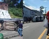 [Vídeo] Carro fica virado após acidente na Avenida Afrânio Lages, em Maceió