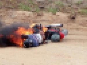 Motociclista morre eletrocutado e corpo pega fogo em cima do veículo