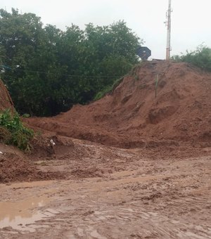[Vídeo] Prefeitura remove trecho da linha férrea para escoamento da água da chuva no bairro Brasiliana