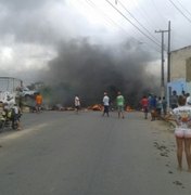 Moradores do Benedito Bentes ateiam fogo em pneus e bloqueiam via para cobrar saneamento básico