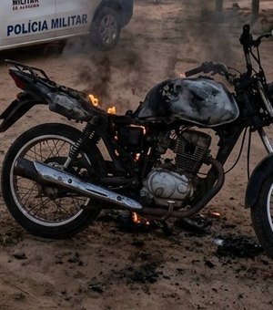 Filha é suspeita de ameaçar mãe e incendiar motocicleta na zona rural de Penedo