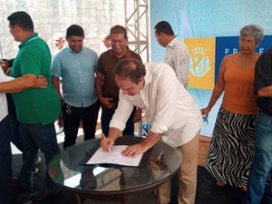 Luciano Barbosa assina ordem de serviço para construção de creche no Canaã