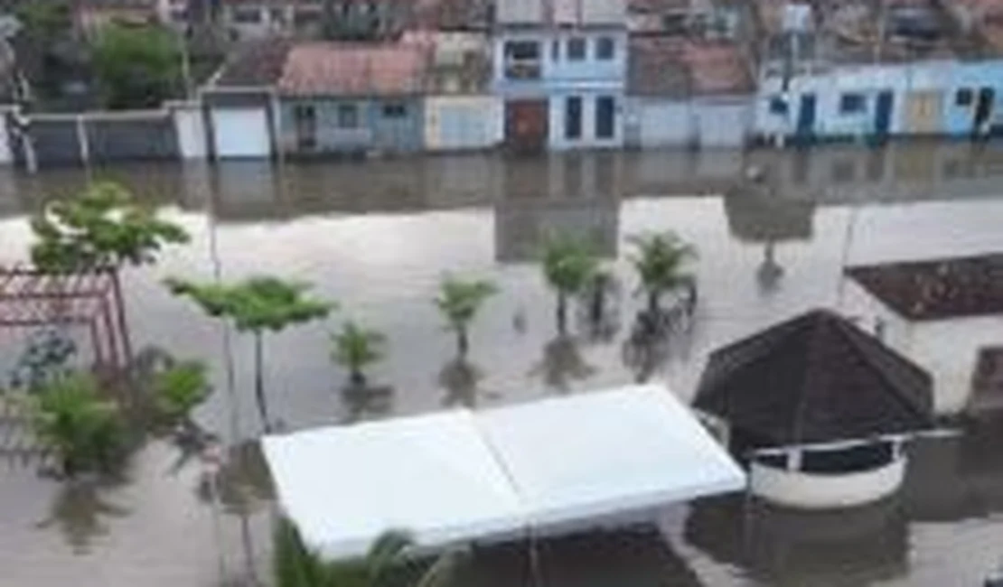 Lagoa Manguaba transborda em Marechal Deodoro e ruas do Centro ficam alagadas
