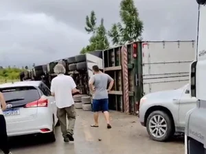 Carreta tomba na BR-101 e populares tentam saquear carga no município de Flexeiras