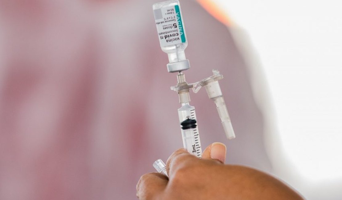Adolescentes recebem terceira dose de vacina contra Covid-19 em Maceió
