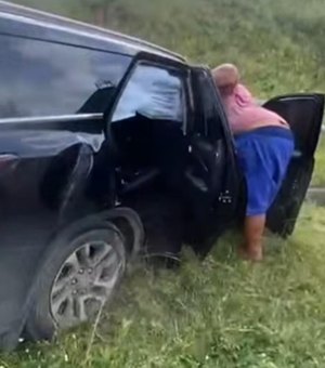 Com sinais de embriaguez, mulher perde controle do carro e derruba poste em Arapiraca