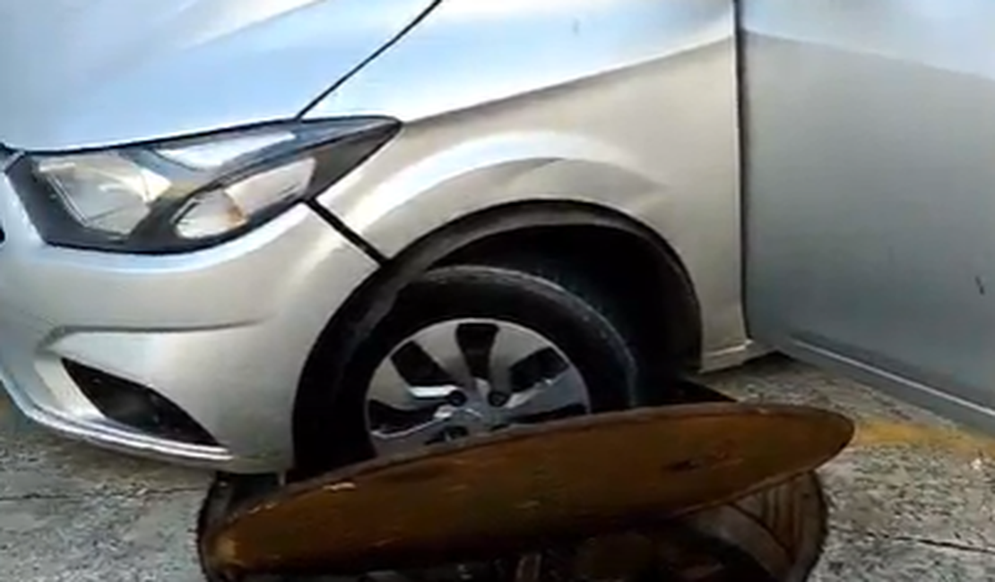 [Vídeo] Boca de lobo aberta em estacionamento de supermercado causa danos a veículo