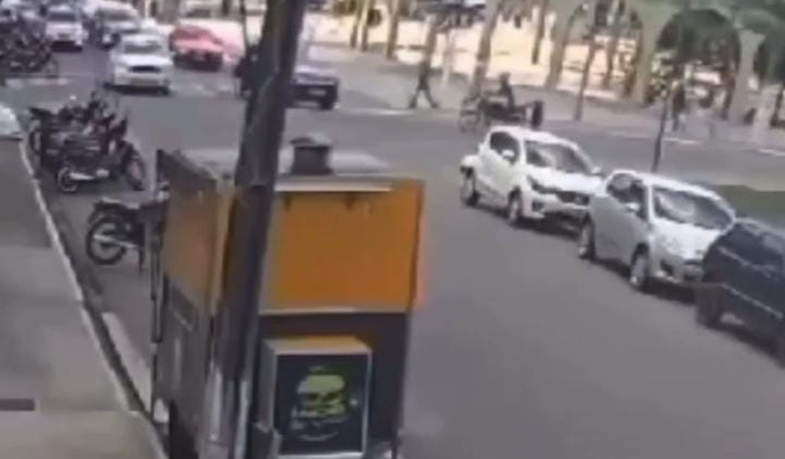[Vídeo] Câmera de monitoramento registra acidente que resultou na morte de motociclista em Arapiraca