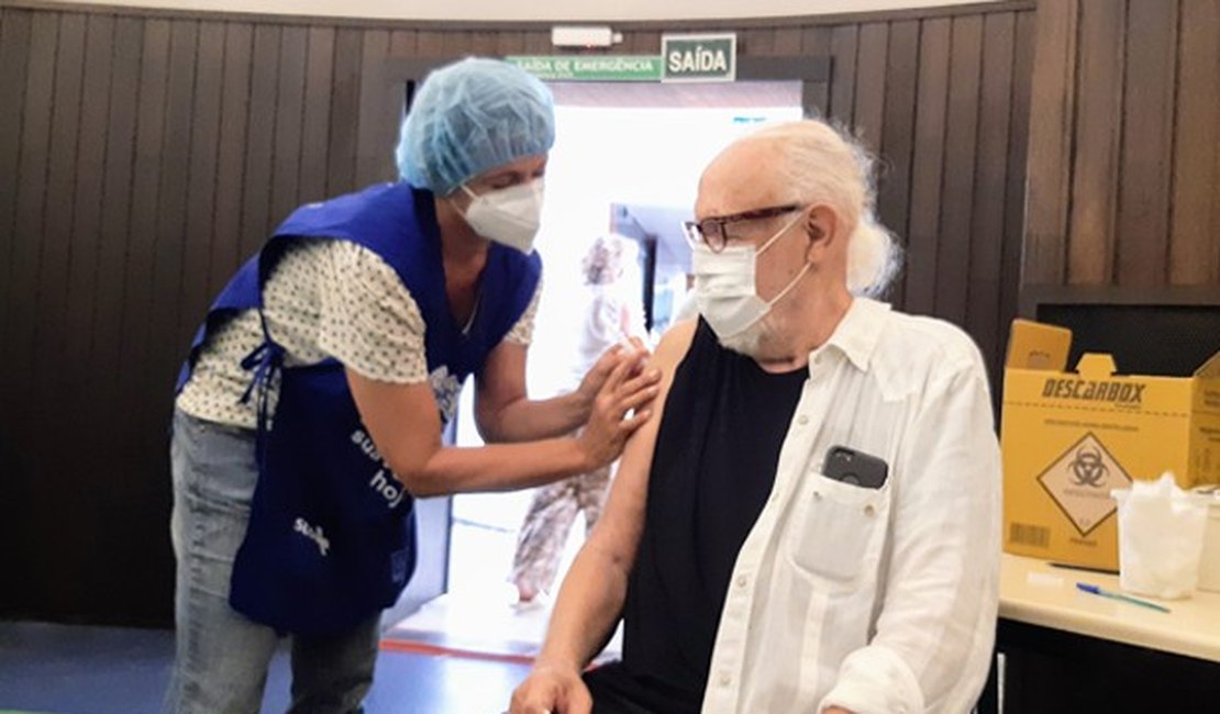 Ney Latorraca toma segunda dose da vacina contra a Covid-19