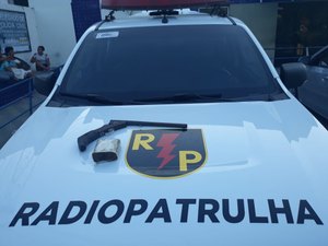 PM apreende espingarda e maconha em residência abandonada 